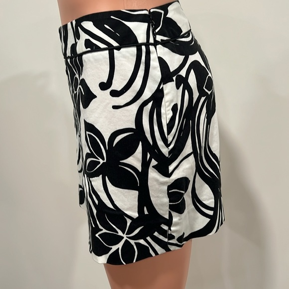 White House Black Market Black and White Floral Shorts Size 6 - Picture 2 of 9